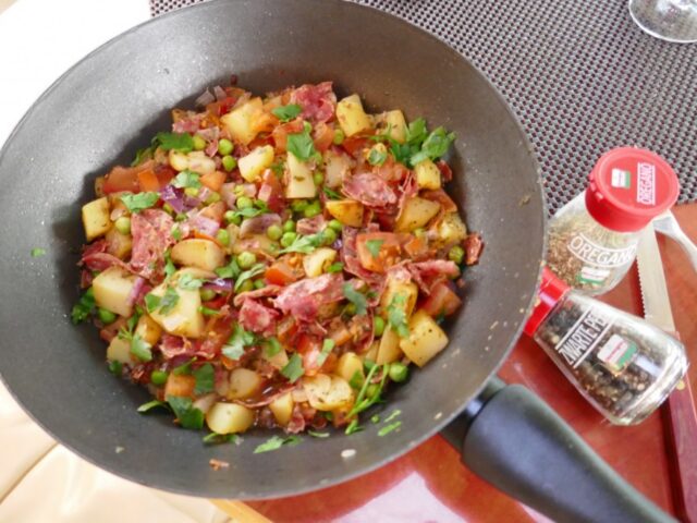 Italiaans pannetje met salami, erwtjes en tomaat