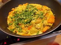 Kipfilet in kerrie-kokossaus met groenten en koriander