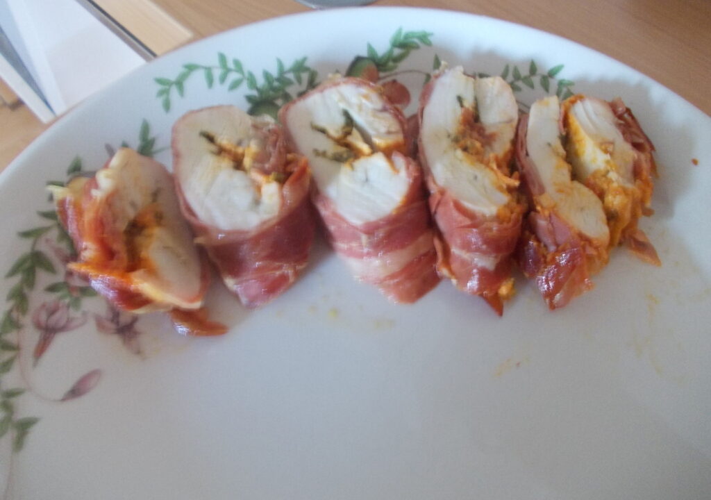 Kipfilet in Parmaham, gevuld met pesto, geitenkaas en tomaten