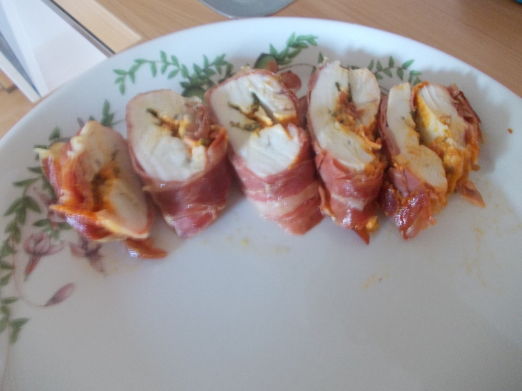 Kipfilet in Parmaham, gevuld met pesto, geitenkaas en tomaten