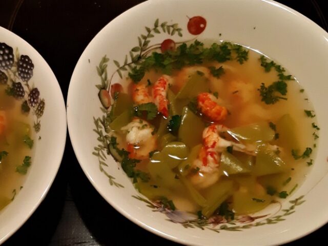 Lentebouillon met peultjes en rivierkreeftjes
