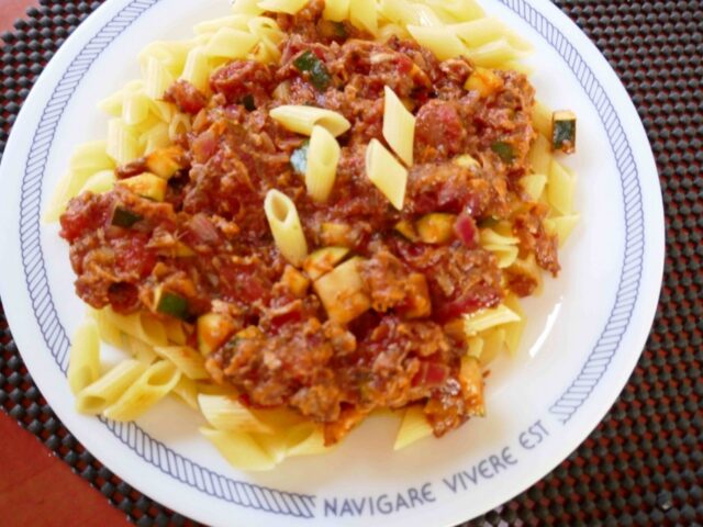 Mini penne met tonijn-tomaten-groentesaus