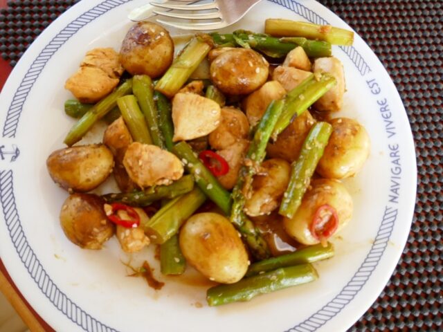 Pittige groene asperges met krieltjes , ketjap en kipfilet