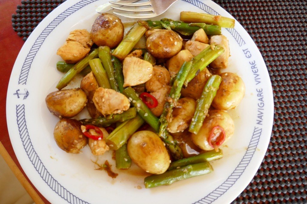 Pittige groene asperges met krieltjes , ketjap en kipfilet