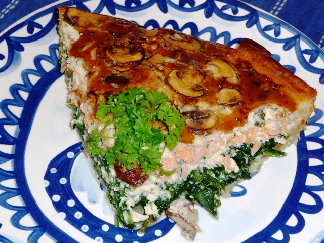 Quiche met spinazie, gerookte zalm en (kastanje)champignons