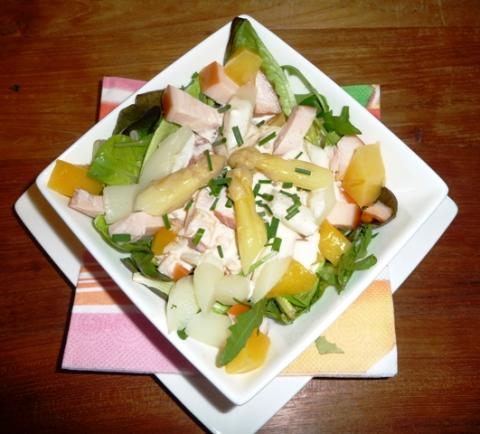 Salade (cocktail) met asperges, gerookte kip en mango
