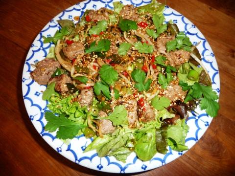 Salade met Thaise biefstukpuntjes
