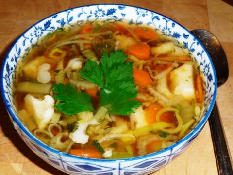 Traditionele groentesoep van heerlijke zelf getrokken bouillon