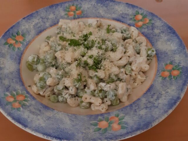 Zomerse pasta met verse doperwten en citroenaus