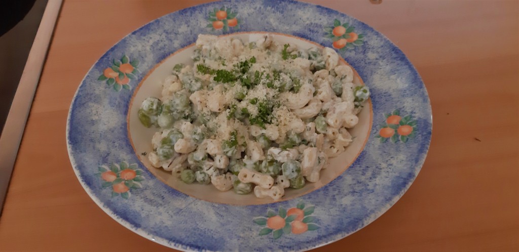 Zomerse pasta met verse doperwten en citroenaus