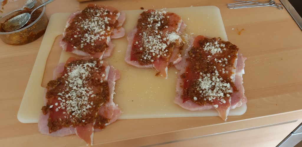 Involtini van varkensvlees met rauwe ham en rode pesto