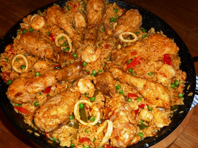 Paella mixta (met groenten, kip en vis)