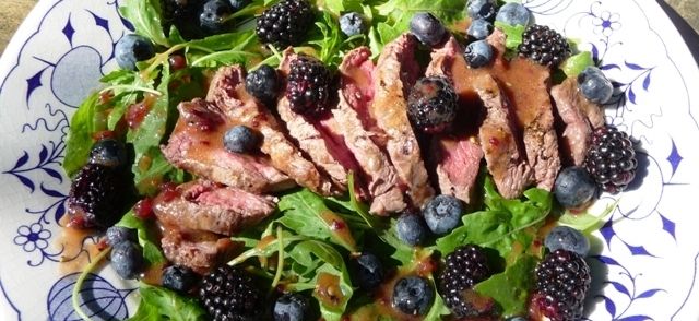 Salade met bosbessen, bramen en biefstuk