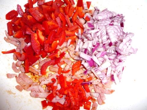 Boerenkoolstamppot met rode paprika, rode peper, rode ui en spekjes