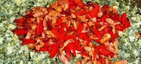 Boerenkoolstamppot met rode paprika, rode peper, rode ui en spekjes