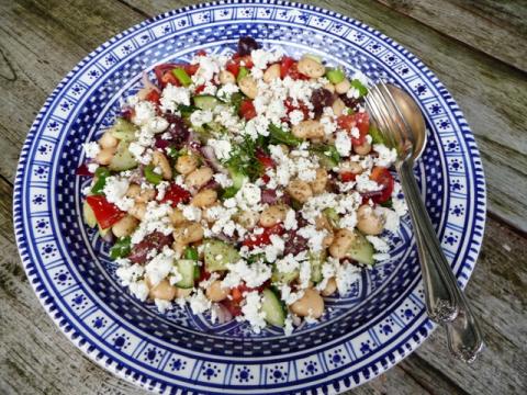 Griekse salade met witte bonen (Salata fasólia gigantes)