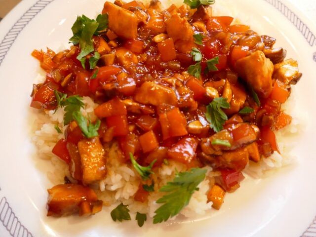 Hete kip met paprika en champignons