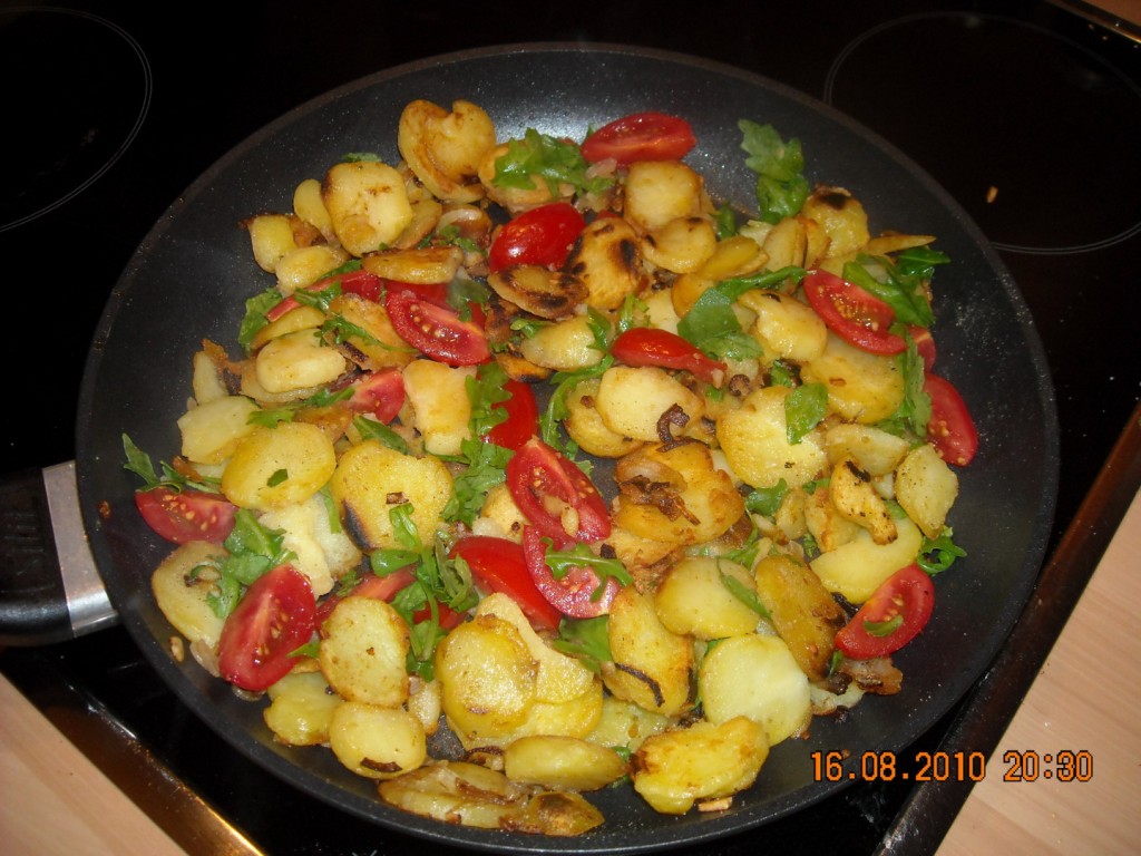 Italiaans aardappelpannetje met kerstomaatjes, rucola en feta