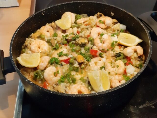 Paella met kabeljauw, mosselen en garnalen