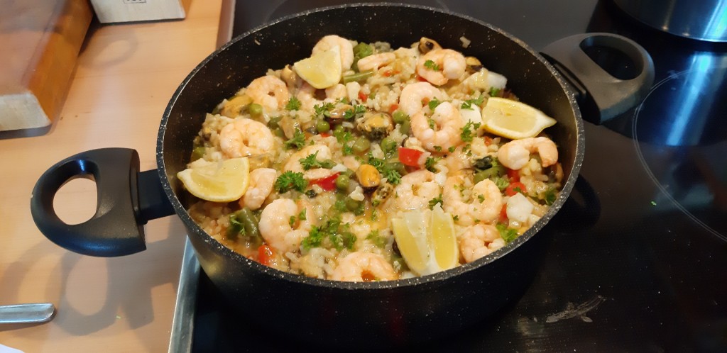Paella met kabeljauw, mosselen en garnalen