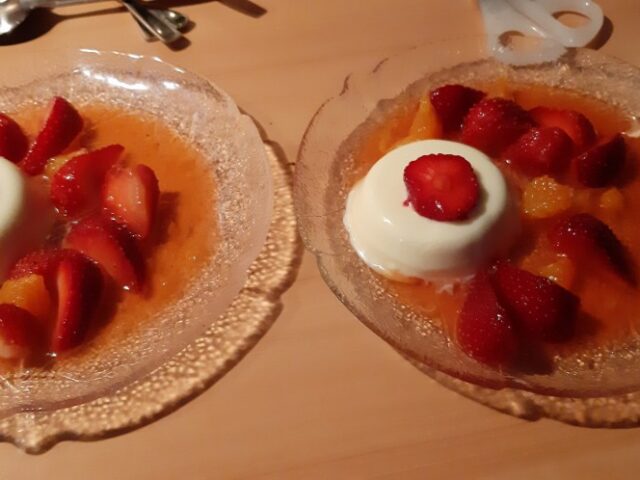 Panna Cotta met cointreau en aardbeiensalade