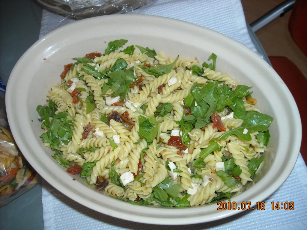 Pastasalade met gedroogde tomaten rucola feta en pijnboompitten