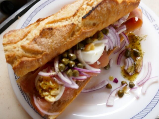 Pistoletje zalm met mosterd- dille dressing