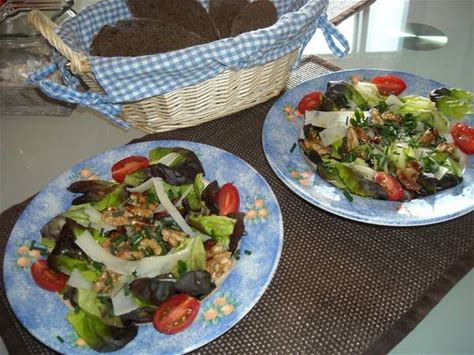 Rucola met spek, kaas en walnoten