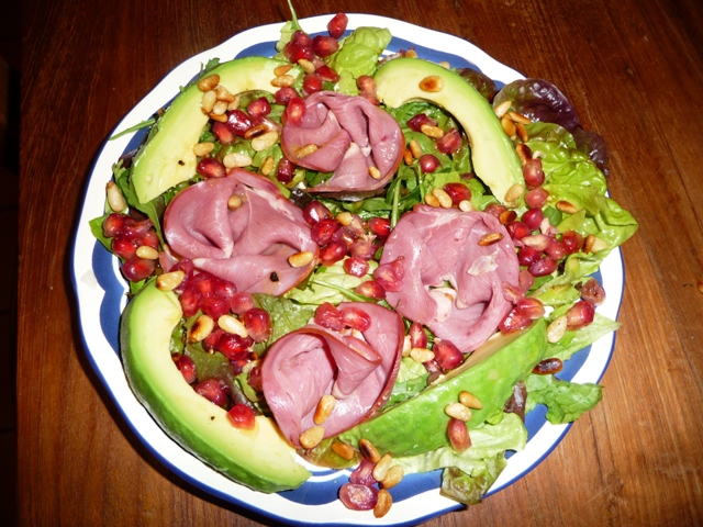 Salade met gerookte eendenborst, avocado en granaatappel
