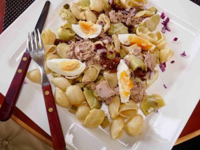 Zomerse pastasalade met tonijn en artisjokhart