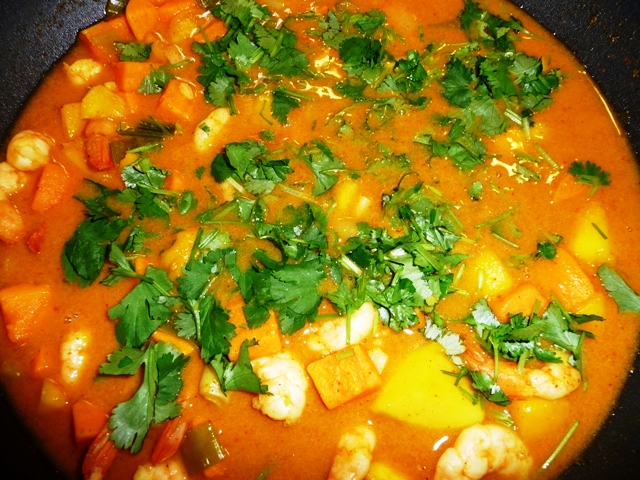Oranje curry met garnalen, mango en zoete aardappel