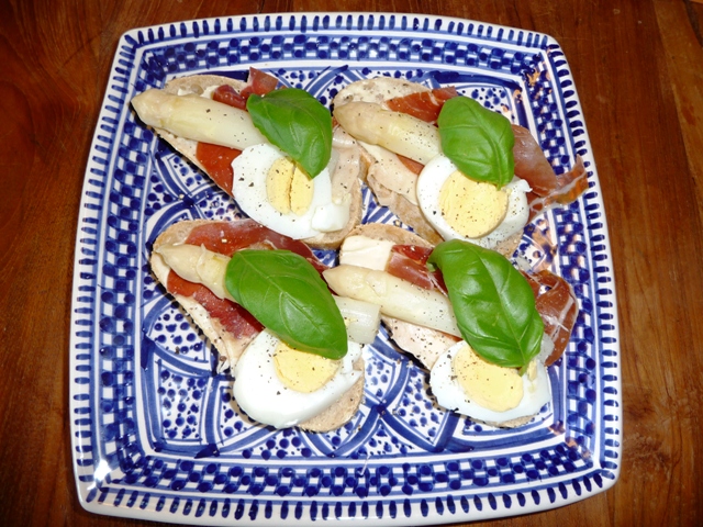 Pincho met asperge, ham en ei