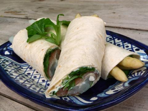 Wraps met asperges en gerookte zalm