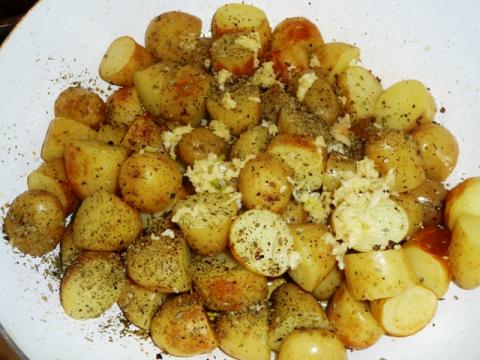 Griekse gebakken aardappelen met knoflook, oregano en citroen