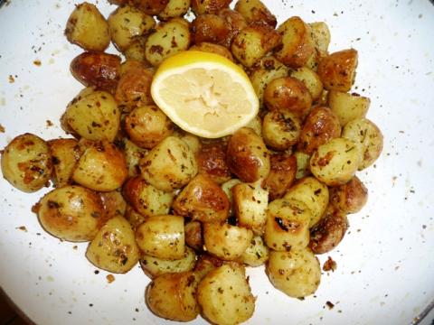 Griekse gebakken aardappelen met knoflook, oregano en citroen