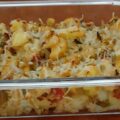 Aardappelschotel met bloemkool, prei en tomaten