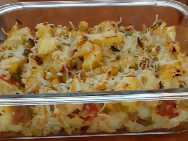 Aardappelschotel met bloemkool, prei en tomaten