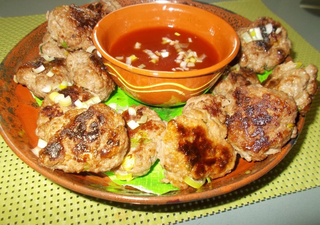 Aziatische honing gehaktkoekjes met lenteuitjes en een pittige saus
