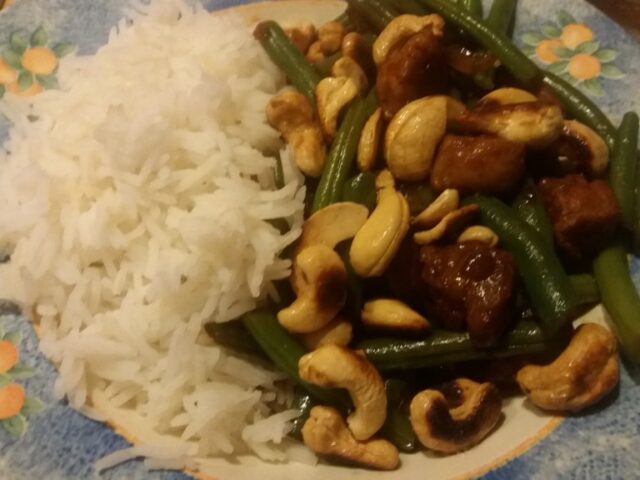Babi ketjap met sperziebonen en geroosterde cashewnoten