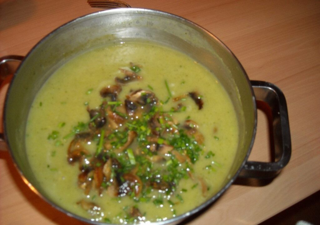 Broccolisoep met roomkaas en champignons