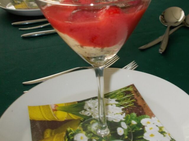 Mangocreme met aardbeien
