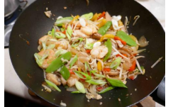Tjap Tjoy met gamba’s en kabeljauwfilet uit de wok.