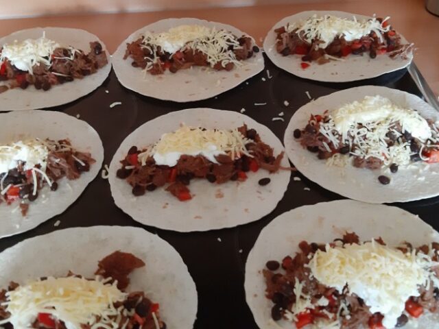 Wraps met gestoofd rundvlees, paprika en zwarte boontjes