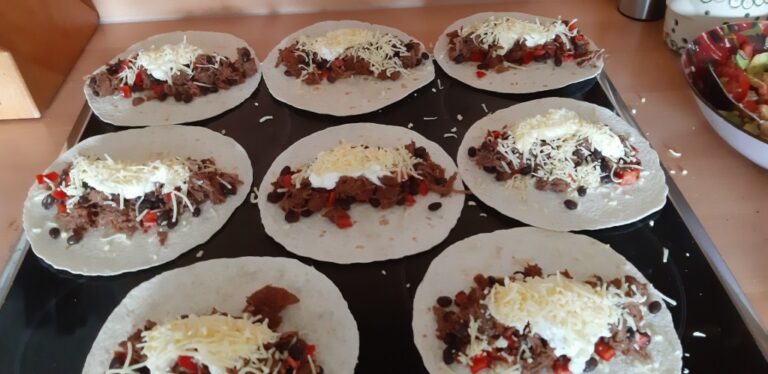 Wraps met gestoofd rundvlees, paprika en zwarte boontjes