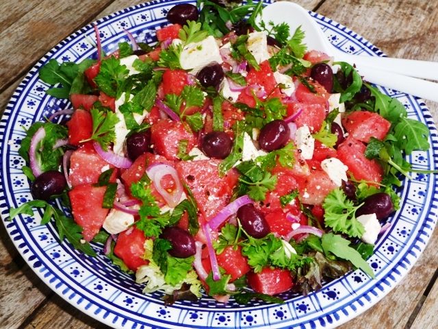 Zomerse salade met watermeloen, feta en olijven