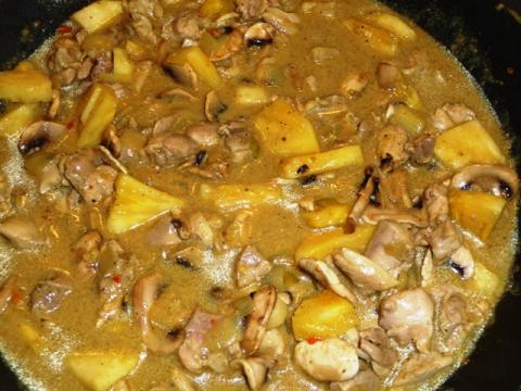 Kruidige kip kerrie met ananas en champignons