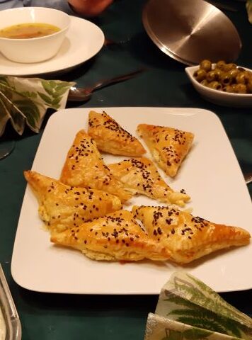 Bladerdeeghapjes gevuld met feta en honing
