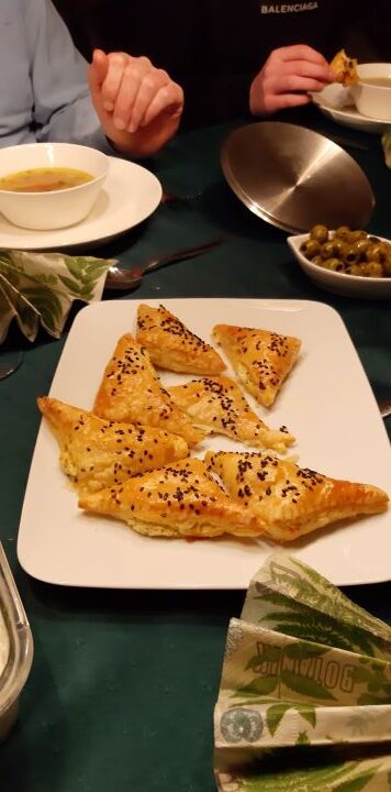 Bladerdeeghapjes gevuld met feta en honing