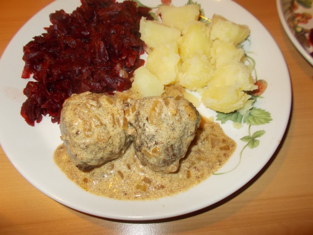 Deense gehakballetjes in dille-yoghurtsaus