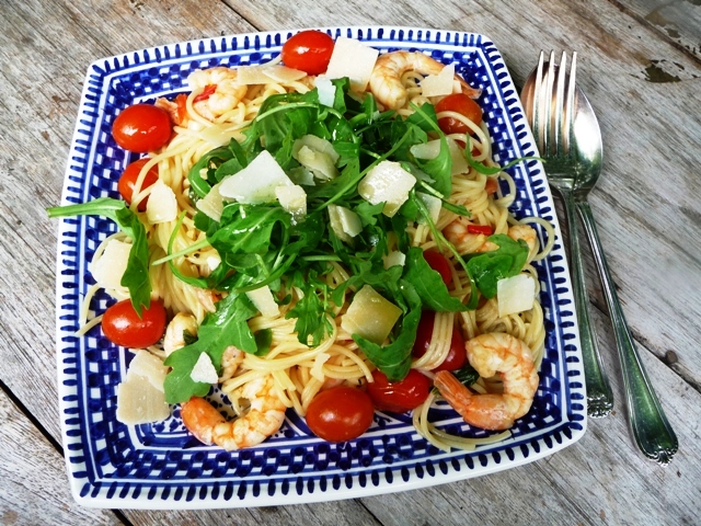Gemarineerde garnalen met tomaatjes en pasta